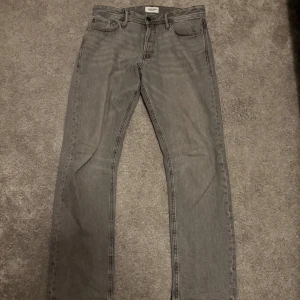 Grå jeans från Jack & Jones - Snygga grå jeans från Jack & Jones med en loose fit. Perfekta för en avslappnad stil. Modellen Loose Chris storlek W31 L34