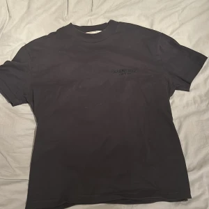 Essentials Oversized T-Shirt - En Essentials Fear of God t shirt som är köpt ifrån Merchsweden säljes nu pga att den aldrig använts. Tröjan är som sagt oanvänd. Storleken är S men sitter som M. Kvitto finns kvar och köptes för 1200kr