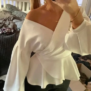 Vit blus med knyt - Jättefin blus med knyte som man antingen kan ha i ryggen eller fram. Säljer vidare denna då den var lite för stor för mig. Jag är 1,62cm💞 (lånade bilder)