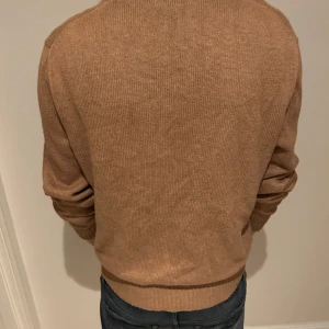 Brun tröja med dragkedja från Ralph Lauren - Snygg Ralf Laurent zip nu i vinter, modellen är 185 och väger 73kg