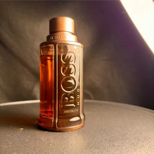 Hugo Boss Absolute - (Jag säljer sampels och priset är per milliliter ( INTE HELA FLASKAN))   22 kr per milliliter (1ml = 10 spray )  Priset är fast men vid större beställningar kan priset diskuteras!