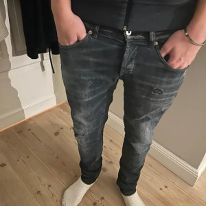 Dondup Jeans marinblå - Snygga dondup jeans, modellen är 185 o väger 73kg. Hål i ljumsken 