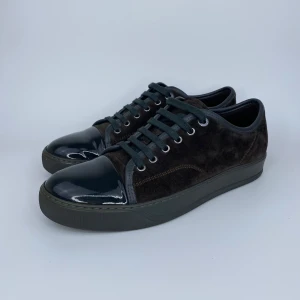 Lanvin ”Cap Toe” svart/brun - - Strlk: UK 7, EU 41, ( passar 42, 43 ) - Skick: 9/10 - Perfekt till vardagen men även festligare tillfällen! - Priset är diskuterbart! - Gratis frakt! (Kontakta oss) - Skambud ignoreras! - Nypris: 4999:-, vårt pris: 2599:- 