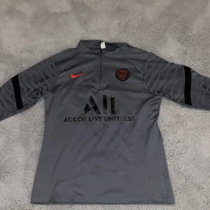 Psg - Den är it storlek 30! Passar för ungdomar hör av er om ni undrar något.