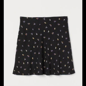 Svart kjol med blommor  - Jättefin svart kjol med blommor storlek s 