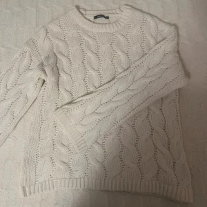 Kabelstickad tröja från Gina Tricot - Använd ett fåtal gånger bara, så gott som ny! 