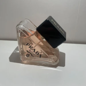 Prada Paradoxe Perfume - En 50ml Prada Paradoxe parfym som aldrig använts innan och är köpt från Parfym.se. Det enda som saknas är orginallådan parfymen kom i🩷. 