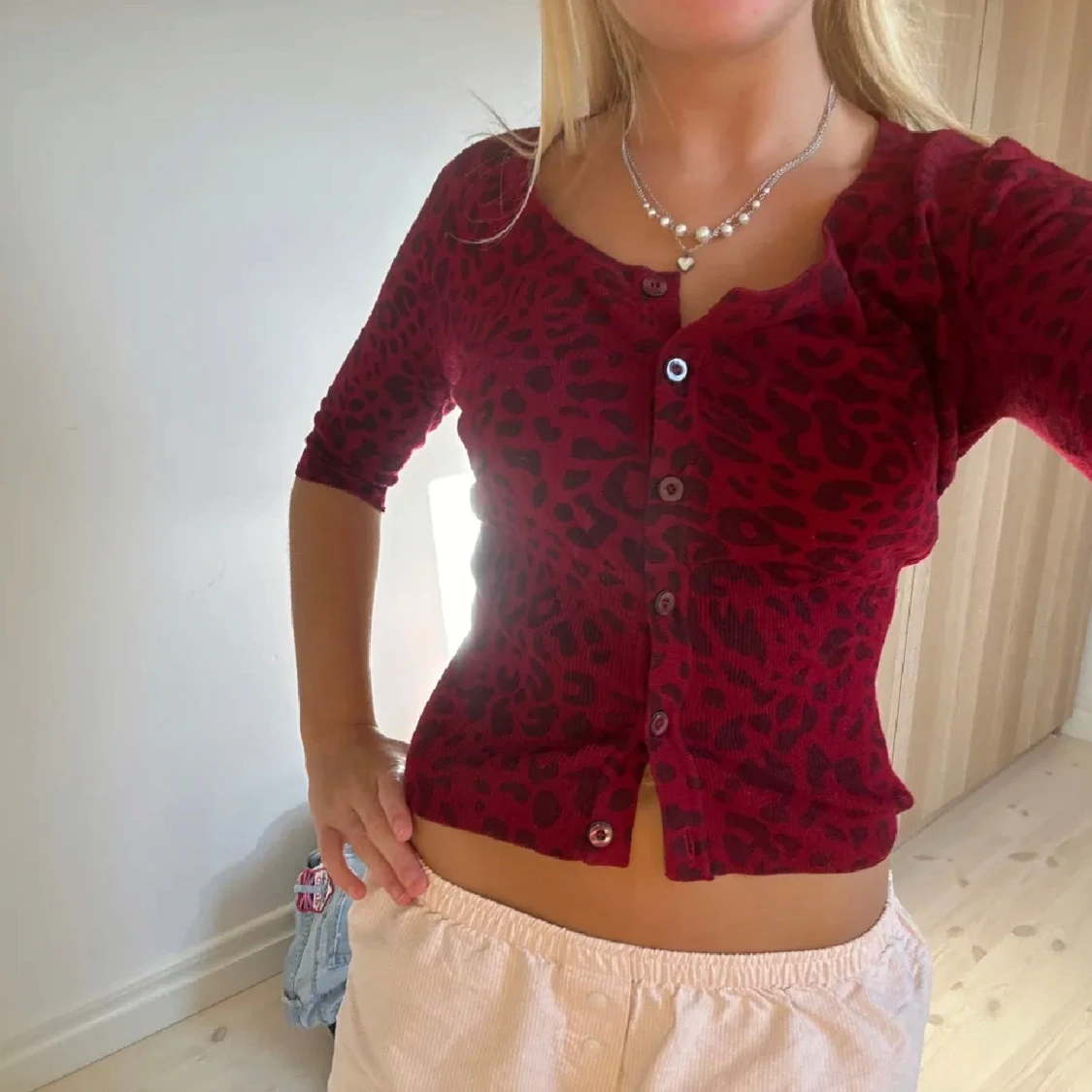 Röd leopardmönstrad kofta