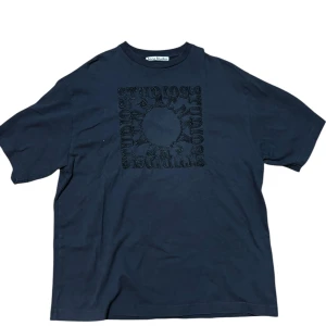 Acne Studios - Tjock/Tung Acne Studios T-Shirt med broderat ”tryck”. Storlek M/L