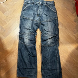 Baggy jeans  - Baggy jeans med wide legs och en loose fit. Lite ljusare i färgen. Bra skick. Midja: 40,5cm  Innerbenslängd: 80cm  ben bredd vid foten: 24cm