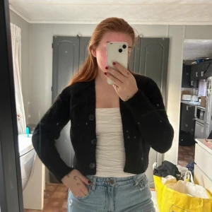 Svart kofta från & Other Stories - Säljer en  svart kofta från & Other Stories. Storlek M. Men liten i storlek. Använd en gång… nypris 890kr