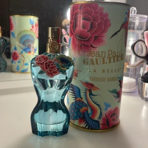 Jean Paul Gaultier La Belle Paradise Garden - Använd ca 5 gånger forfarande jätte mycket kvar. Köpte för 1320 säljer för 1100 men vid snabb affär 1000 💕 ⚠️TRYCK INTE PÅ KÖP NU⚠️