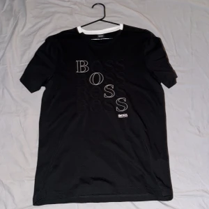 Svart t-shirt från hugo boss  - Snygg svart t-shirt från hugo boss
