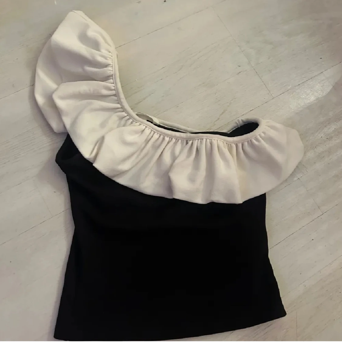 Svart och vit offshoulder topp - 91