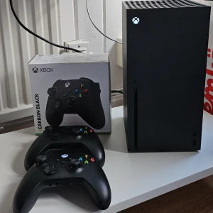 Xbox series X - Ny skick användt 1 månad ingår ultra high speed hdmi 2 kontroller inga repor fråga vad som helst kom med Bud svarar genast behöver pengar till flickvännens ring 