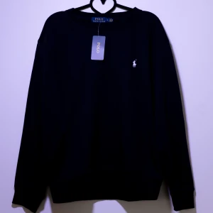 Polo Ralph Lauren Sweatshirt - Helt ny Ralph Lauren sweatshirt med det klassiska logotypbroderiet på bröstet. Tröjan har långa ärmar och en rund halsringning. Perfekt för en avslappnad och snygg look. Fler storlekar finns i min profil.😊