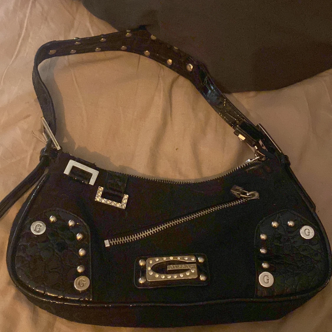 Svart axelväska med nitar