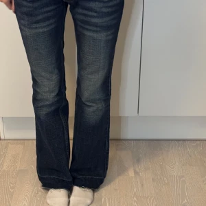Mörkblå bootcut jeans från Diesel💖💖😚 - Snygga mörkblå bootcut jeans från Diesel med klassisk femficksdesign och låg midja. Perfekta för en avslappnad stil med en touch av vintage.  Midjemåttet är 35 och innerbens längden är ungefär 72 cm😊