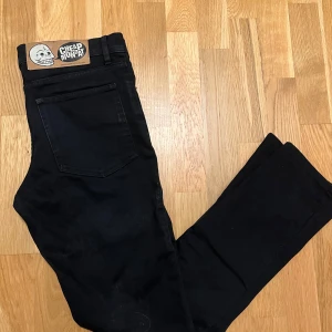 Svarta jeans från Cheap Monday - Snygga svarta jeans från Cheap Monday med klassisk design. De har en rak passform och är tillverkade i ett slitstarkt material. Perfekta för en stilren look.