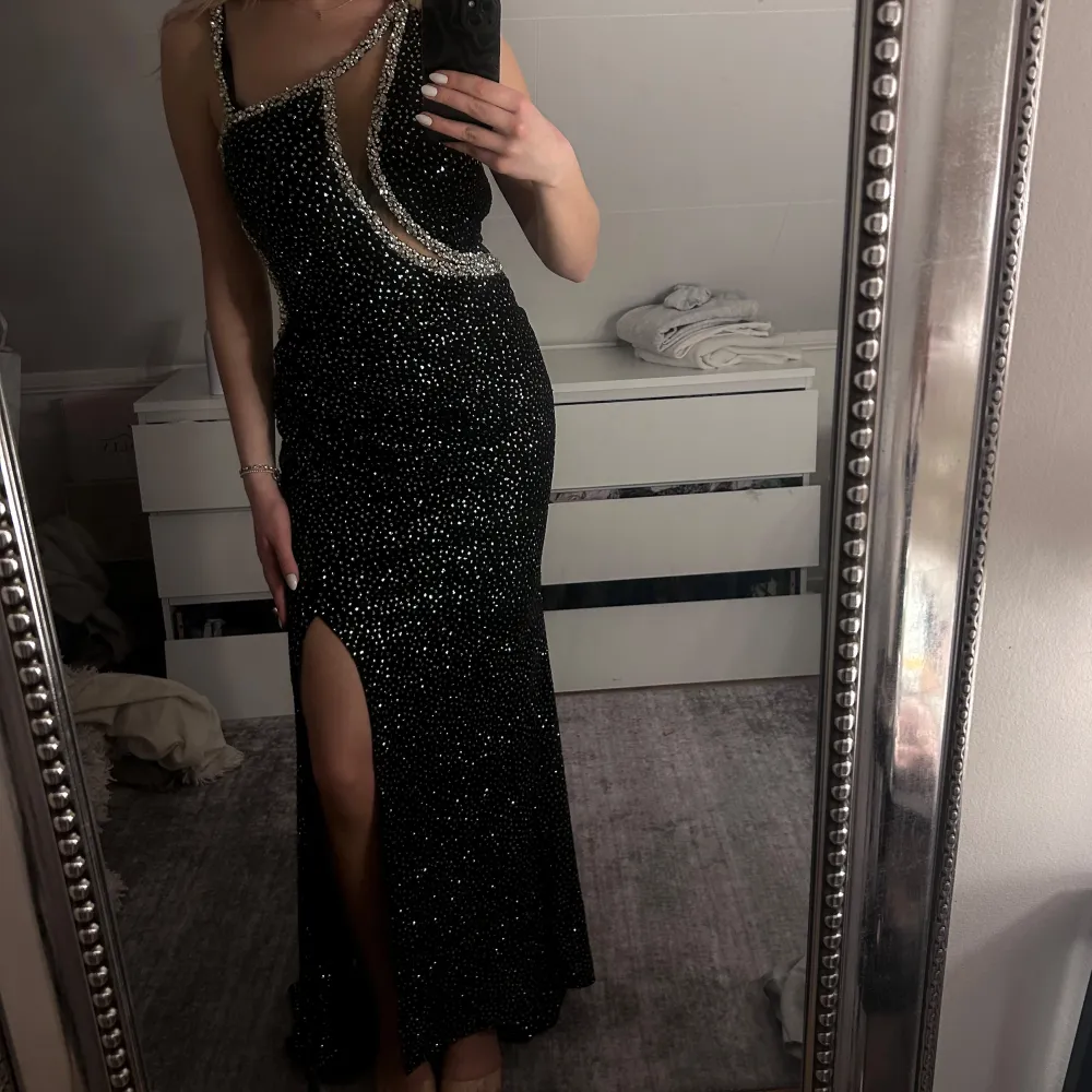 Superfin balklänning. Använd en gång, fint skick! Jag är 173cm och får släp!🖤💫 nypris 6000;-. Mekot.