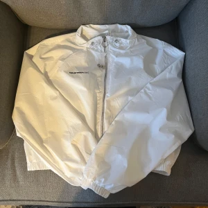 Jacka - Tunn, lite kortare modell på jacka/ vindjacka. Aldrig använd