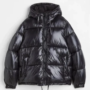 Svart glansig pufferjacka h&m - Snygg svart pufferjacka som är glansig, slutsåld och väldigt efterfrågad 💓xs men sitter som S, inga defekter som hål etc utan i väldigt fint skick, båda bilderna är mina