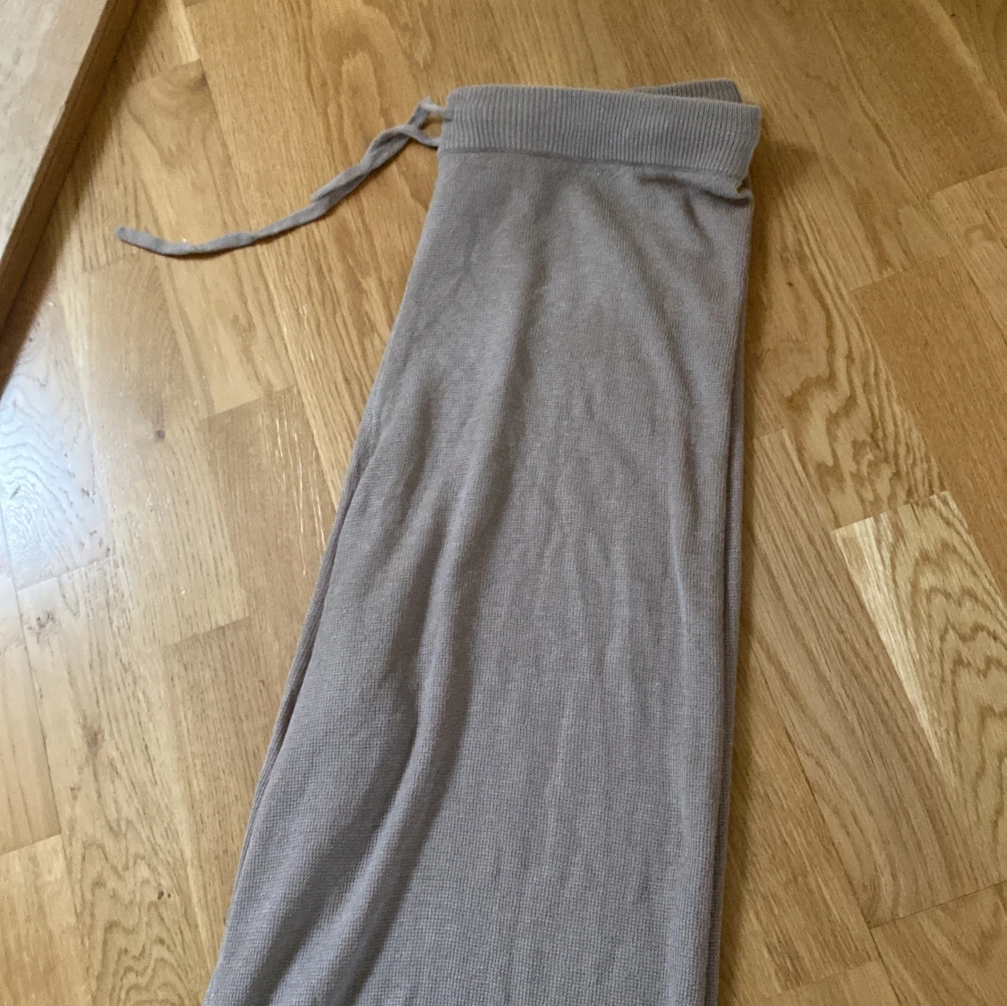 Beige stickade byxor med knytband - 92