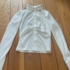 Vit ribbad blus - En vit figurnära skjorta 