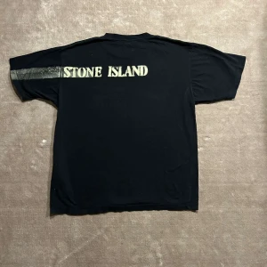 Stone Island T-Shirt - Skick 8/10. Storlek L. Vid frågor eller funderingar är det bara att skicka ett meddelande!