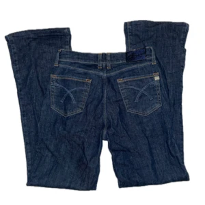 Mörkblåa bootcut jeans från Jonny Q - Skit snygga mörkblåa bootcut jeansbyxor från Jonny Q. Köpta på sellpy, säljer för dom tyvärr är för små för mig 