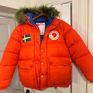 Orange dunjacka från Acne Studios - Acne x Fjällräven expedition jacka  Stl M (48/50)  Unisexmodell  Använd fåtal gånger - som ny!