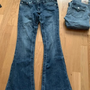 Blå jeans från True Religion - Snygga blå jeans från True Religion med bootcut-stil.  Helt oanvända endast provade.