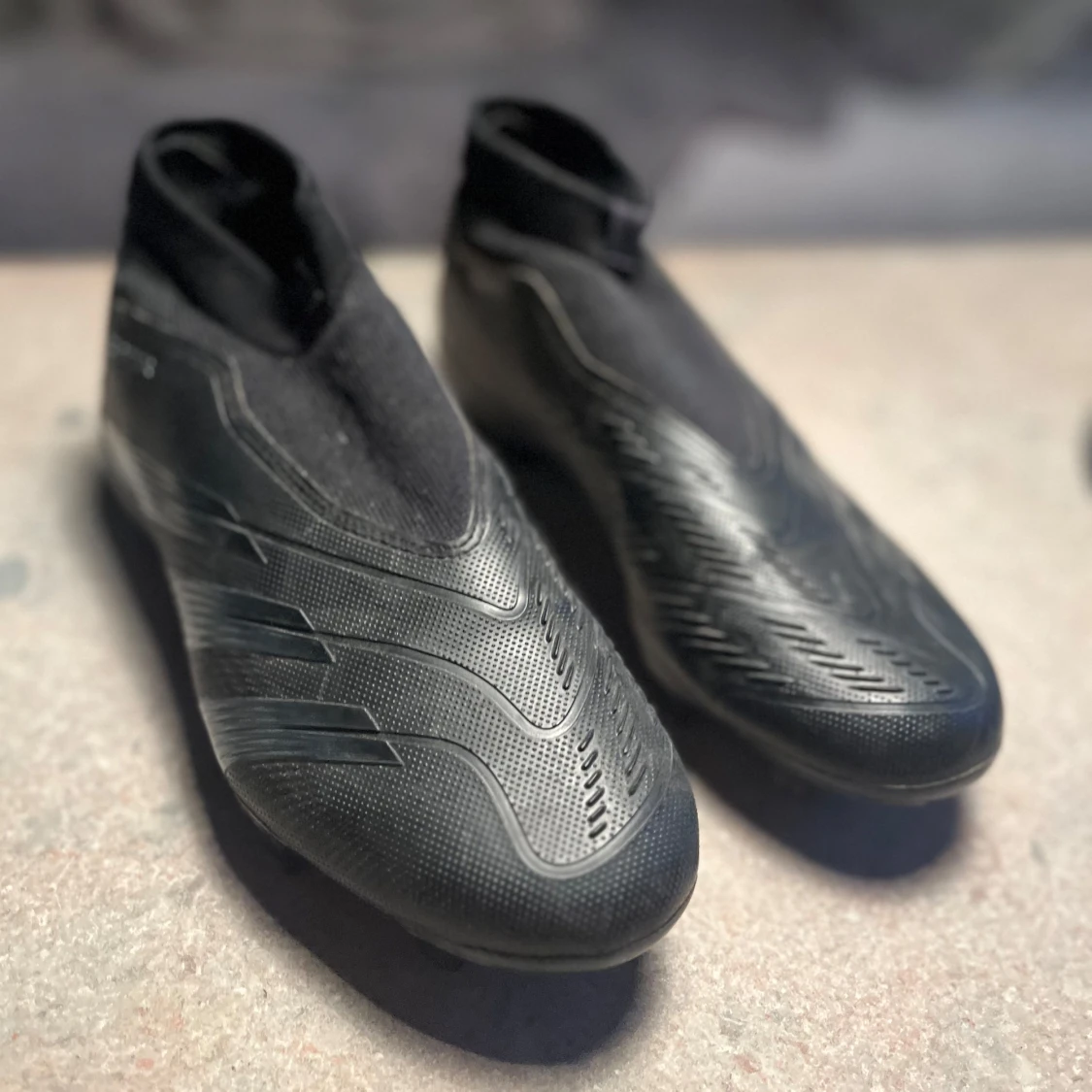 Svarta Adidas Predator fotbollsskor - 93