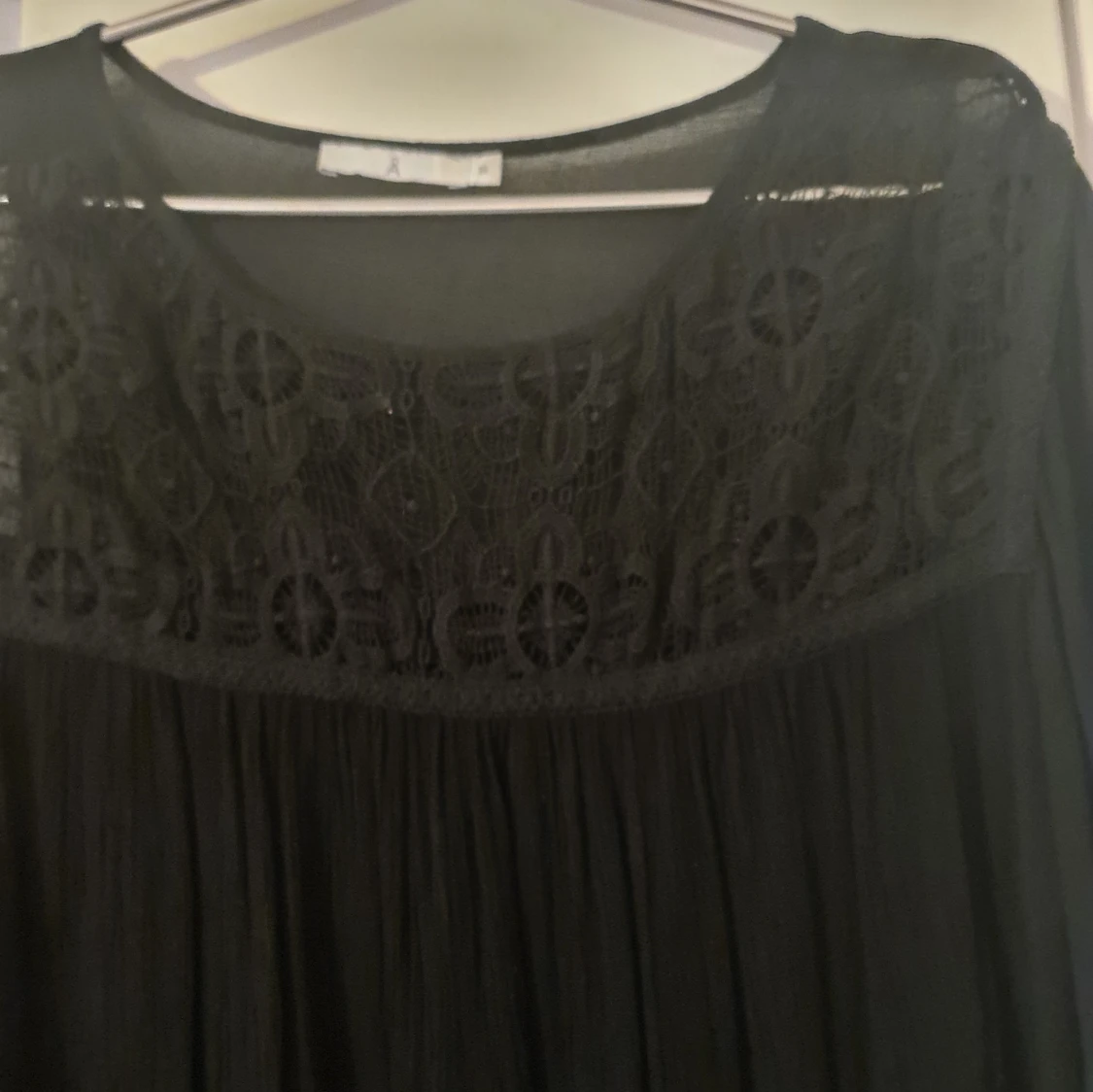 Svart klänning med spetsdetaljer - 91