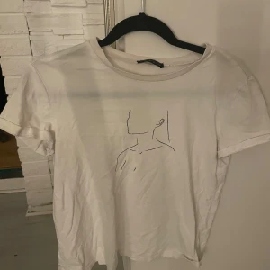 Vit T-shirt - Vit T-shirt med tryck från SHEIN