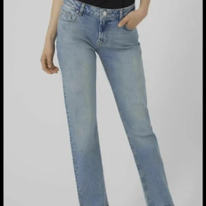 Ljusblå lågmidjade jeans - Snygga ljusblå jeans med en klassisk straight passform. Haft på mig tre gånger då jag köpte fel storlek. De har sytts upp så att de passar mig som är 163. Kan gå ner i pris