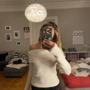Vit ribbad offshoulder-tröja från hm - Säljer en stilren vit ribbad offshoulder-tröja med långa ärmar. Perfekt för en trendig look. Passar bra till både jeans och kjol. Hör av dig vid intresse!