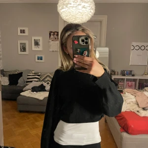 Svart croppad tröja från Zara - Snygg svart croppad tröja med långa ärmar. Den är perfekt för dom med Stockholmsstil då man kan t.ex ha ett linne under med spets eller vanligt💞