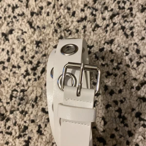 Vitt bälte med silverdetaljer - Snyggt vitt bälte från H&M! Inga tecken på slitage. 