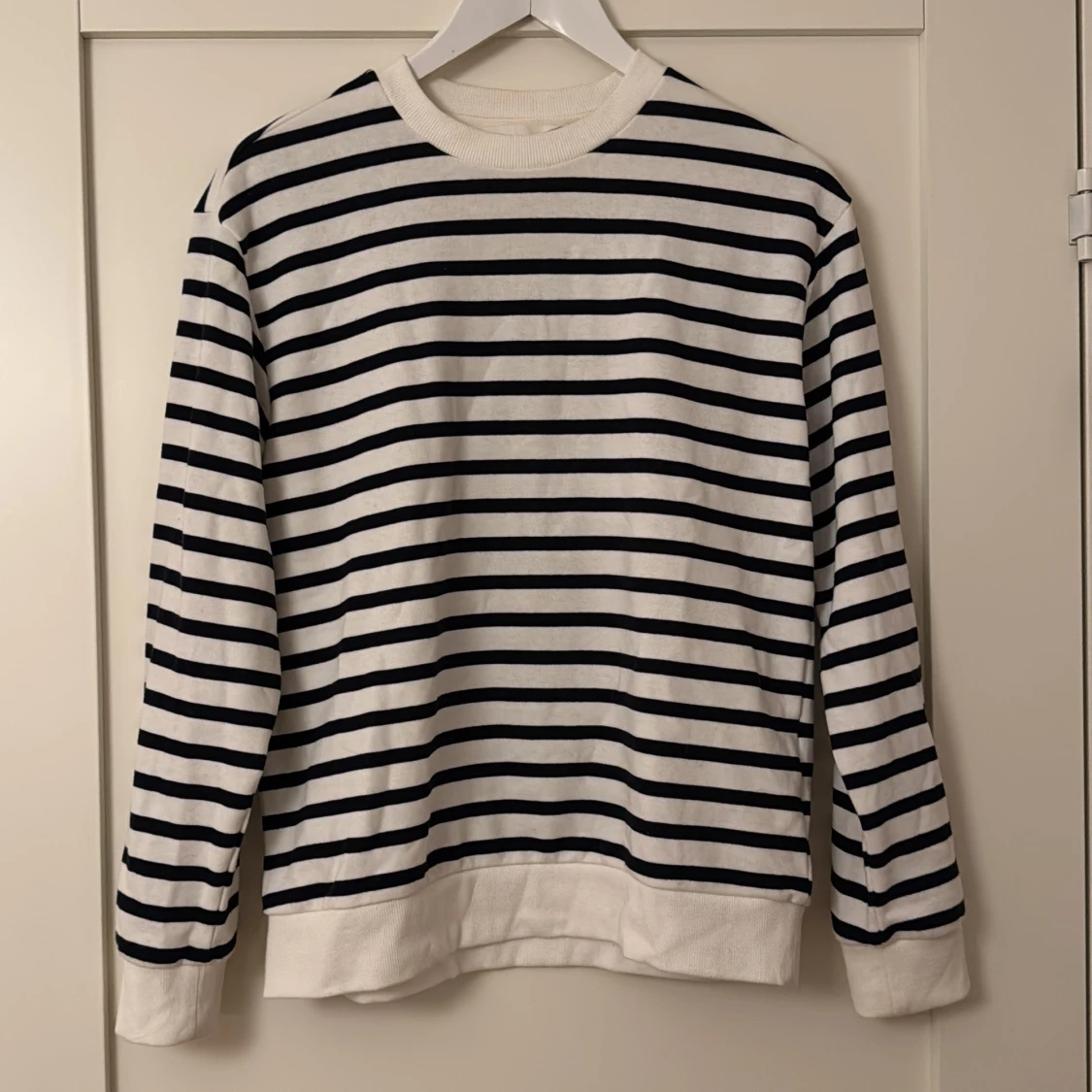 Randig tröja i svart och vit