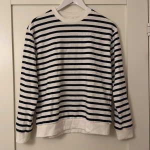 Randig tröja i svart och vit - En basic sweatshirt från H&M, lite längre i modellen. Använd max 5 gånger. Nypris: 199kr