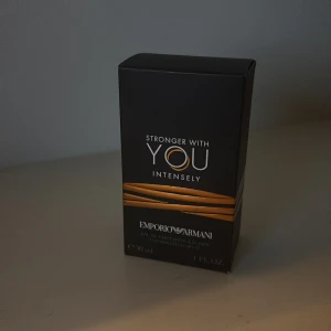 Stronger With You Intensely från Emporio Armani - En underbar vinterparfym för killar har en fräsch doft som passar alla killar en underbar vinter perfym 