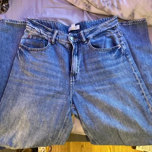 Blåa jeans - Blåa jeans ifrån H&M!🩵💙 säljer då dom är för korta för mig som är 170!