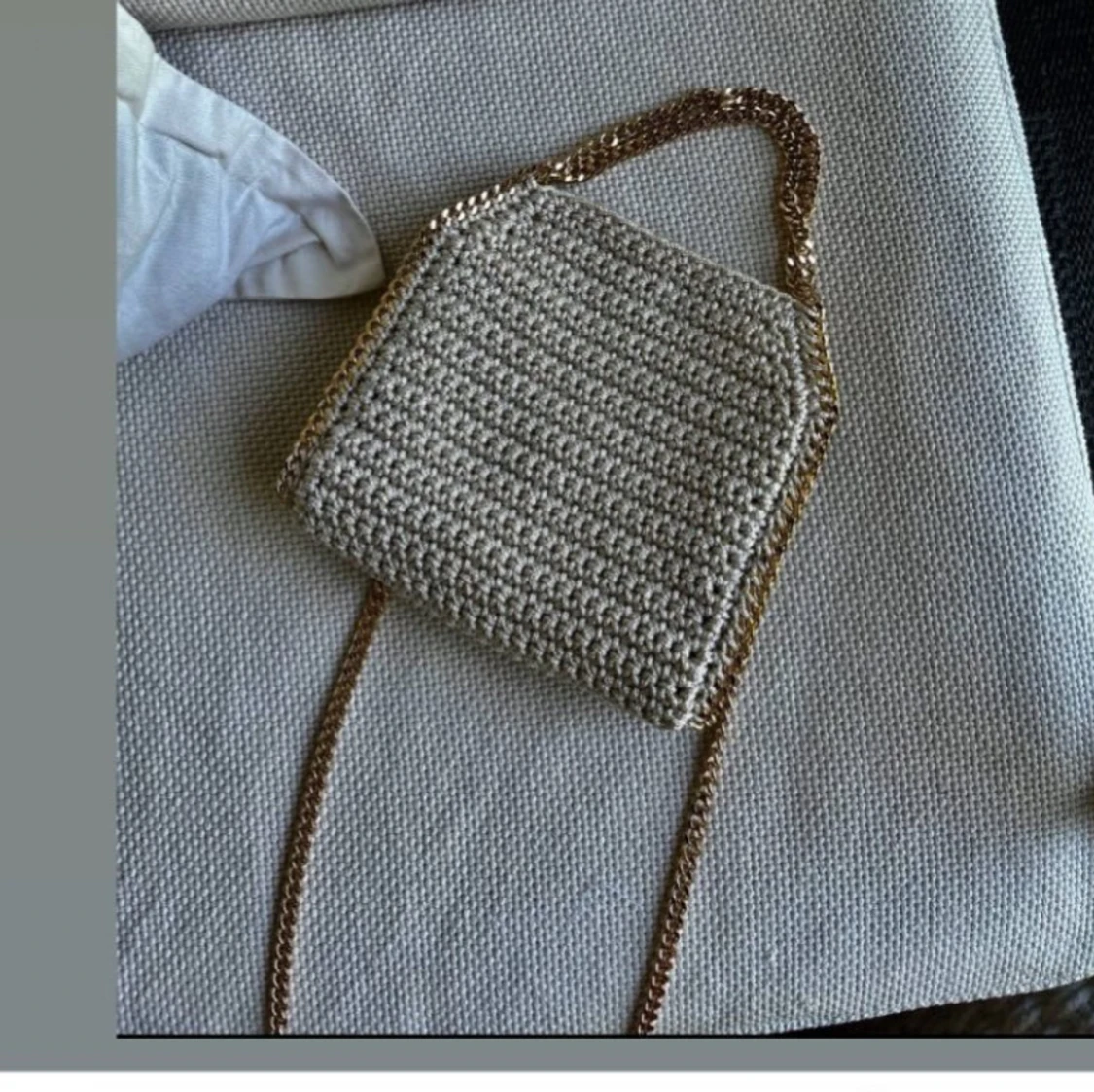 Beige stickad axelväska