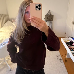 Vinröd tröja  - Burgundy/vinröd stickad tröja ifrån Gina❤️‍🔥