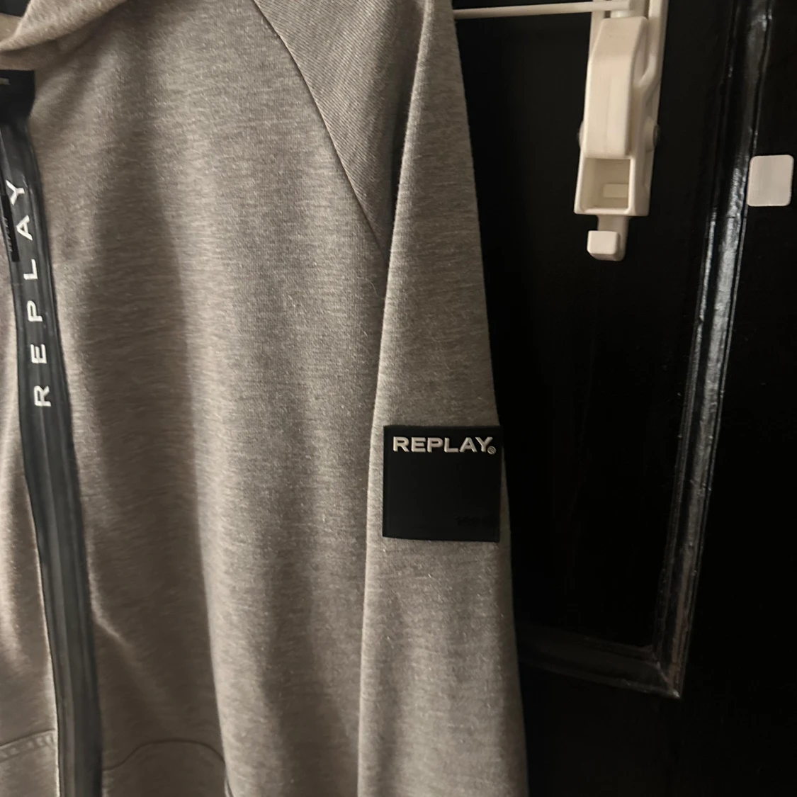 Grå hoodie från Replay - 90