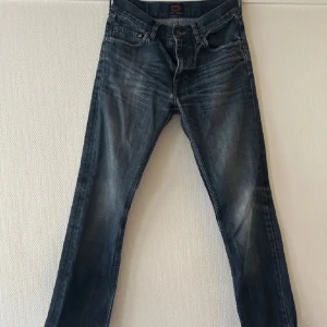 blå lågmidjade jeans - mina älskade jeans från crocker har blivit för små 😭 snyggt låg midja, design på bakfickor, liten utsvängning längst ner på benen. w28 l34 (är 155 o dom är inte långa alls idk)