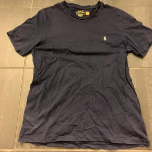 Mörkblå t-shirt från Polo Ralph Lauren -  Mörkblå t-shirt från Polo Ralph Lauren, storlek small. Skriv om du vill ha mer bilder eller har frågor👍