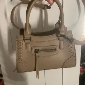 Jättesöt väska💖 - Den populära Gina Tricot väskan i beige! I superbra skick då den endast är använd ett par gånger. ❤️ Använd gärna köp nu om du vill!