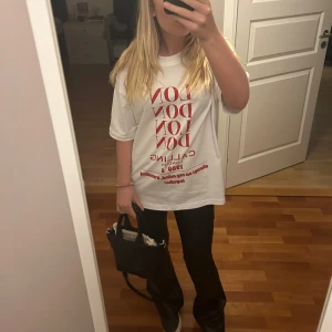 Gina T-shirt - Vit t-shirt med tryck i röd text på framsidan. Passar till allt, jätte bekväm och är använd fåtal gånger! Skriv för fler frågor